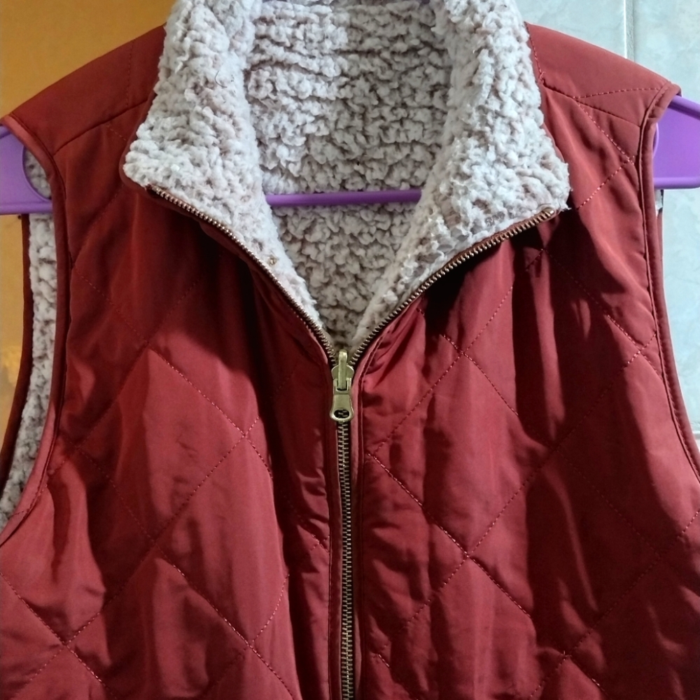 WOMENS BEAUTIFUL MAROON RED PLUM SHERPA VEST WITH GOLD ACCENTS - Picture 11 of 11